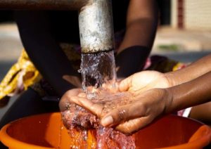 Más de 11.000 personas de zonas rurales en cuatro provincias del país acceden por primera vez a agua potable. El proyecto liderado por la empresa privada rompe una espera histórica que, en algunos casos, duró hasta 70 años.
