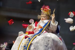 Se detiene el tiempo cada 6 de enero, porque la ciudad, esa misma que se levanta sobre la memoria, es el escenario vivo de una de sus expresiones de fe más valiosas, antiguas y multitudinarias, el Pase del Niño Rey de Reyes, una manifestación religiosa que se observa, se hereda, se celebra y se cree, las calles dejan de ser tránsito y son el camino sagrado. Los balcones, en miradores devotos. Y el ruido urbano se diluye entre rezos, danzas y promesas. Riobamba no asiste al Pase, Riobamba lo protagoniza.