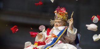 Se detiene el tiempo cada 6 de enero, porque la ciudad, esa misma que se levanta sobre la memoria, es el escenario vivo de una de sus expresiones de fe más valiosas, antiguas y multitudinarias, el Pase del Niño Rey de Reyes, una manifestación religiosa que se observa, se hereda, se celebra y se cree, las calles dejan de ser tránsito y son el camino sagrado. Los balcones, en miradores devotos. Y el ruido urbano se diluye entre rezos, danzas y promesas. Riobamba no asiste al Pase, Riobamba lo protagoniza.