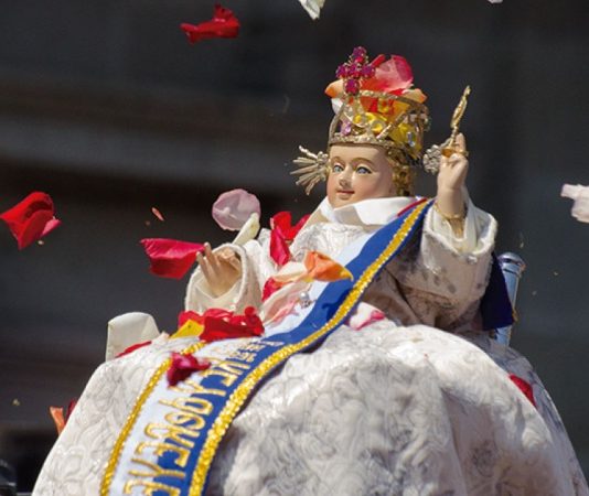 Se detiene el tiempo cada 6 de enero, porque la ciudad, esa misma que se levanta sobre la memoria, es el escenario vivo de una de sus expresiones de fe más valiosas, antiguas y multitudinarias, el Pase del Niño Rey de Reyes, una manifestación religiosa que se observa, se hereda, se celebra y se cree, las calles dejan de ser tránsito y son el camino sagrado. Los balcones, en miradores devotos. Y el ruido urbano se diluye entre rezos, danzas y promesas. Riobamba no asiste al Pase, Riobamba lo protagoniza.