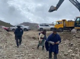 Un juez del cantón Pujilí, en la provincia de Cotopaxi, dispuso la suspensión inmediata de los trabajos de construcción de la vía Pasa – Pungo – Angamarca – El Corazón, como medida cautelar para proteger al jambato, una rana andina considerada especie endémica y vulnerable. La decisión fue confirmada por la prefecta de Cotopaxi, Lourdes Tibán, a través de un comunicado difundido en sus redes sociales.