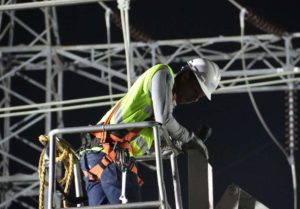 El Gobierno anunció una inversión total de USD 278 millones destinada al fortalecimiento del Sistema Nacional de Transmisión Eléctrica, una de las áreas más sensibles del sector energético tras el periodo de apagones y alta presión sobre la red registrado en el último año. El plan contempla la construcción de nuevas subestaciones, la ampliación de infraestructuras existentes y trabajos de mantenimiento en al menos nueve provincias del país,