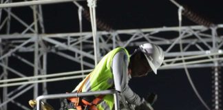 El Gobierno anunció una inversión total de USD 278 millones destinada al fortalecimiento del Sistema Nacional de Transmisión Eléctrica, una de las áreas más sensibles del sector energético tras el periodo de apagones y alta presión sobre la red registrado en el último año. El plan contempla la construcción de nuevas subestaciones, la ampliación de infraestructuras existentes y trabajos de mantenimiento en al menos nueve provincias del país,