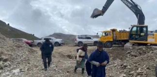 Un juez del cantón Pujilí, en la provincia de Cotopaxi, dispuso la suspensión inmediata de los trabajos de construcción de la vía Pasa – Pungo – Angamarca – El Corazón, como medida cautelar para proteger al jambato, una rana andina considerada especie endémica y vulnerable. La decisión fue confirmada por la prefecta de Cotopaxi, Lourdes Tibán, a través de un comunicado difundido en sus redes sociales.