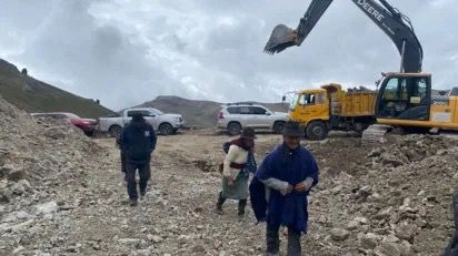Un juez del cantón Pujilí, en la provincia de Cotopaxi, dispuso la suspensión inmediata de los trabajos de construcción de la vía Pasa – Pungo – Angamarca – El Corazón, como medida cautelar para proteger al jambato, una rana andina considerada especie endémica y vulnerable. La decisión fue confirmada por la prefecta de Cotopaxi, Lourdes Tibán, a través de un comunicado difundido en sus redes sociales.