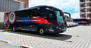 La Universidad Nacional de Chimborazo (Unach) puso en circulación una nueva flota vehicular compuesta por 13 unidades, destinada a cubrir las necesidades de movilización que genera el desarrollo cotidiano de sus funciones académicas, administrativas y de vinculación con la sociedad. La adquisición representó una inversión aproximada de un millón de dólares.