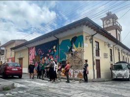 El cantón Alausí continúa apostando por el arte urbano como motor de transformación social y desarrollo local. El Gobierno Autónomo Descentralizado Municipal de Alausí (GADMC) anunció el inicio de la segunda etapa del proyecto Galería de Murales Artísticos, que se ejecuta en la calle Villalba, consolidando al arte como un eje estratégico para el fortalecimiento cultural, económico y turístico del territorio.