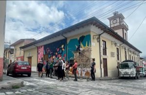 El cantón Alausí continúa apostando por el arte urbano como motor de transformación social y desarrollo local. El Gobierno Autónomo Descentralizado Municipal de Alausí (GADMC) anunció el inicio de la segunda etapa del proyecto Galería de Murales Artísticos, que se ejecuta en la calle Villalba, consolidando al arte como un eje estratégico para el fortalecimiento cultural, económico y turístico del territorio.