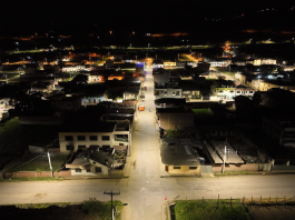 Con una inversión aproximada de USD 149 mil, el Gobierno Nacional, a través del Ministerio de Ambiente y Energía y la Empresa Eléctrica Riobamba S.A. (EERSA), ejecutó un proyecto integral de iluminación pública con tecnología LED en el cantón Chambo, provincia de Chimborazo, beneficiando directamente a más de dos mil habitantes y fortaleciendo la seguridad y calidad de vida en la zona.