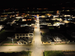 Con una inversión aproximada de USD 149 mil, el Gobierno Nacional, a través del Ministerio de Ambiente y Energía y la Empresa Eléctrica Riobamba S.A. (EERSA), ejecutó un proyecto integral de iluminación pública con tecnología LED en el cantón Chambo, provincia de Chimborazo, beneficiando directamente a más de dos mil habitantes y fortaleciendo la seguridad y calidad de vida en la zona.