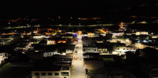 Con una inversión aproximada de USD 149 mil, el Gobierno Nacional, a través del Ministerio de Ambiente y Energía y la Empresa Eléctrica Riobamba S.A. (EERSA), ejecutó un proyecto integral de iluminación pública con tecnología LED en el cantón Chambo, provincia de Chimborazo, beneficiando directamente a más de dos mil habitantes y fortaleciendo la seguridad y calidad de vida en la zona.