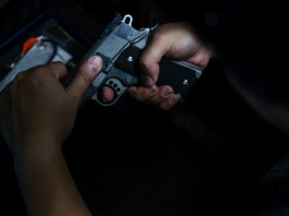 Víctor R. M. y Luis V. M. fueron condenados a sesenta meses de privación de libertad, luego de que la justicia determinara su responsabilidad penal en un asalto armado perpetrado en una pizzería ubicada al norte de Riobamba. El violento hecho no solo puso en riesgo a clientes y trabajadores del local, sino que además derivó en una intensa persecución policial que culminó con un enfrentamiento a tiros en diferentes sectores de la ciudad.