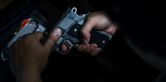 Víctor R. M. y Luis V. M. fueron condenados a sesenta meses de privación de libertad, luego de que la justicia determinara su responsabilidad penal en un asalto armado perpetrado en una pizzería ubicada al norte de Riobamba. El violento hecho no solo puso en riesgo a clientes y trabajadores del local, sino que además derivó en una intensa persecución policial que culminó con un enfrentamiento a tiros en diferentes sectores de la ciudad.