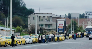 Este 9 de enero, taxistas del cantón Riobamba realizaron una jornada de protesta para expresar su rechazo por la presencia de unidades provenientes del cantón Guano, a las que acusan de operar sin autorización dentro de su jurisdicción.