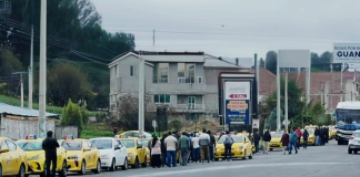 Este 9 de enero, taxistas del cantón Riobamba realizaron una jornada de protesta para expresar su rechazo por la presencia de unidades provenientes del cantón Guano, a las que acusan de operar sin autorización dentro de su jurisdicción.
