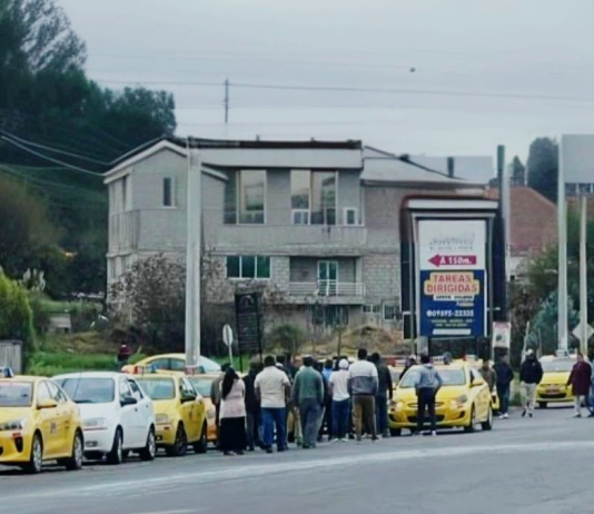 Este 9 de enero, taxistas del cantón Riobamba realizaron una jornada de protesta para expresar su rechazo por la presencia de unidades provenientes del cantón Guano, a las que acusan de operar sin autorización dentro de su jurisdicción.