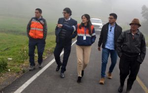 Con el objetivo de fortalecer la gestión preventiva y reducir riesgos geológicos, técnicos de la Dirección de Vialidad del Gobierno Autónomo Descentralizado de la Prefectura de Bolívar (GADPB), junto a especialistas de la Secretaría Nacional de Gestión de Riesgos y del GAD Municipal de Guaranda, desarrollaron una jornada de trabajo y coordinación interinstitucional en el sector de Cuchahuco, comunidad Quinua Corral, parroquia Guanujo, cantón Guaranda.