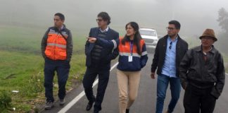 Con el objetivo de fortalecer la gestión preventiva y reducir riesgos geológicos, técnicos de la Dirección de Vialidad del Gobierno Autónomo Descentralizado de la Prefectura de Bolívar (GADPB), junto a especialistas de la Secretaría Nacional de Gestión de Riesgos y del GAD Municipal de Guaranda, desarrollaron una jornada de trabajo y coordinación interinstitucional en el sector de Cuchahuco, comunidad Quinua Corral, parroquia Guanujo, cantón Guaranda.