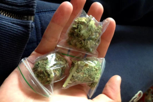 La justicia dictó una sentencia relacionada con el tráfico ilícito de sustancias sujetas a fiscalización en la provincia de Chimborazo. Jhon J. R. fue condenado a 40 meses de privación de libertad, luego de acogerse al procedimiento abreviado y aceptar su responsabilidad en el delito de tráfico de drogas en mediana escala, según resolvió un Juez de Garantías Penales del cantón Riobamba.