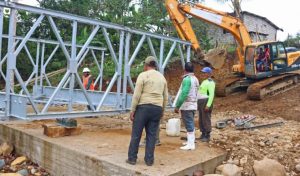 La Prefectura de Bolívar continúa con los trabajos de ensamblaje final del puente Bailey en el cantón Las Naves, una obra estratégica destinada a mejorar la conectividad entre los recintos Suquiví Nuevo y Suquiví Viejo.