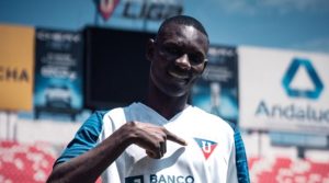 Liga Deportiva Universitaria confirmó de manera oficial la incorporación del futbolista ecuatoriano Janner Corozo como nuevo refuerzo para la temporada 2026. El extremo derecho arribó a la ciudad de Quito para cumplir con los trámites correspondientes y firmar su contrato con el conjunto albo, marcando así el inicio de una nueva etapa en su carrera profesional.