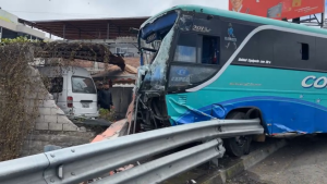 El 15 de enero, la vía que enlaza Ambato con Baños de Agua Santa se convirtió en escenario de una de las emergencias viales más graves registradas en las últimas semanas en Tungurahua. A la altura del redondel de Terremoto, un siniestro de tránsito que involucró a dos buses de transporte de pasajeros uno urbano y otro interprovincial y a un vehículo liviano, dejó como saldo preliminar cuatro personas fallecidas y un número indeterminado de heridos, según los primeros reportes del sistema ECU 911.