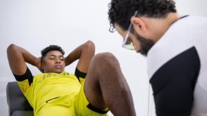 Barcelona Sporting Club abrió formalmente su pretemporada 2026, aunque lo hizo en un mal momento institucional que atraviesa el club. Sin entrenador confirmado y con el mercado de pases todavía en movimiento, 15 futbolistas se presentaron en el estadio Banco Pichincha para cumplir con los primeros chequeos médicos, siendo un arranque medido y condicionado por la transición deportiva.