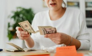 Desde el 1 de enero de 2026 entró en vigencia un ajuste clave para las personas adultas mayores y personas con discapacidad en Ecuador, vinculado al incremento del Salario Básico Unificado (SBU).