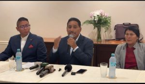 El prefecto de Chimborazo, Hermel Tayupanda, anunció este 16 de enero que, pese a estar legalmente habilitado para ejercer sus funciones, no podrá reincorporarse de manera presencial a su despacho debido a medidas cautelares dispuestas por el Tribunal Contencioso Electoral (TCE) y a trámites pendientes en el Ministerio del Trabajo, en el marco de una nueva denuncia por presunta violencia de género.