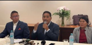 El prefecto de Chimborazo, Hermel Tayupanda, anunció este 16 de enero que, pese a estar legalmente habilitado para ejercer sus funciones, no podrá reincorporarse de manera presencial a su despacho debido a medidas cautelares dispuestas por el Tribunal Contencioso Electoral (TCE) y a trámites pendientes en el Ministerio del Trabajo, en el marco de una nueva denuncia por presunta violencia de género.