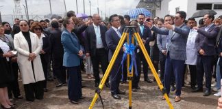 La Universidad Nacional de Chimborazo (Unach) dio un paso importante en el desarrollo académico y científico con la colocación de la primera piedra del nuevo edificio de la Facultad de Ciencias de la Salud, ubicado en el Campus Norte “Edison Riera”. La ceremonia llevada a cabo el 15 de enero reunió a autoridades universitarias, representantes del Gobierno provincial, directivos del sector salud y estudiantes.