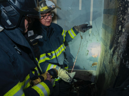 Una alerta ciudadana activó la movilización del Cuerpo de Bomberos de Riobamba hacia el sector del complejo “La Panadería”, este 19 de enero, donde un inmueble utilizado como vivienda y taller de costura fue afectado por un incendio que amenazaba con extenderse a otras áreas del lugar.
