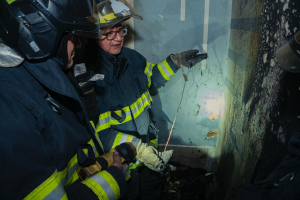 Una alerta ciudadana activó la movilización del Cuerpo de Bomberos de Riobamba hacia el sector del complejo “La Panadería”, este 19 de enero, donde un inmueble utilizado como vivienda y taller de costura fue afectado por un incendio que amenazaba con extenderse a otras áreas del lugar.