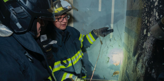 Una alerta ciudadana activó la movilización del Cuerpo de Bomberos de Riobamba hacia el sector del complejo “La Panadería”, este 19 de enero, donde un inmueble utilizado como vivienda y taller de costura fue afectado por un incendio que amenazaba con extenderse a otras áreas del lugar.