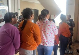 Las Fuerzas Armadas del Ecuador, a través del Ejército Ecuatoriano, ejecutaron un operativo especial de seguridad durante el traslado de mujeres privadas de la libertad como parte de las acciones estratégicas orientadas a fortalecer el control y la seguridad del sistema penitenciario nacional. La intervención se desarrolló en coordinación con el Servicio Nacional de Atención Integral a Personas Adultas Privadas de la Libertad y a Adolescentes Infractores (SNAI).