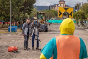 El Municipio de Riobamba informó que se han reiniciado los trabajos de rehabilitación de la avenida Carlos Zambrano y Daniel León Borja, una de las arterias viales estratégicas de la ciudad, luego de cumplir con los procesos técnicos necesarios para continuar la obra.
