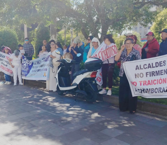 Un plantón ciudadano se realizó este martes 20 de enero en el Parque Sucre, en Riobamba, en coincidencia con la sesión de la Junta de Accionistas de la Empresa Eléctrica Riobamba S.A. (EERSA), convocada para conocer informes técnicos, financieros y jurídicos sobre un fideicomiso. La movilización tuvo como eje central el rechazo a esta figura financiera.