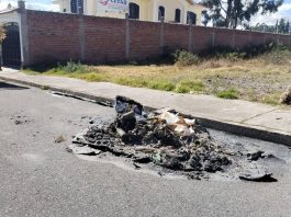 El Municipio de Riobamba, presentó la respectiva denuncia tras constatar la quema total de un contenedor de basura que se encontraba en pleno funcionamiento en el sector de la urbanización Los Manzanares. El hecho se habría producido durante las celebraciones de fin de año y dejó como resultado únicamente un montón de cenizas, evidenciando un grave daño al patrimonio público.
