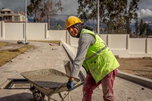 Con un 90% de avance físico, el nuevo parque del barrio Luis A. Martínez se perfila como una de las intervenciones urbanas más visibles en el suroeste de Riobamba.  La obra, ejecutada por el Municipio bajo la administración del alcalde John Vinueza Salinas, se acerca a su culminación en medio de expectativas altas.