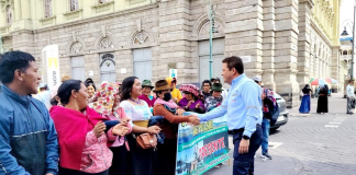 Un sólido respaldo al gerente general de la Empresa Eléctrica Riobamba S.A. (EERSA), Tony Coronel, se hizo visible este miércoles 21 de enero, cuando representantes de diversas organizaciones sociales se congregaron frente a la institución para apoyar su gestión en medio del debate público por el proceso del fideicomiso institucional.