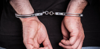 El Tribunal de Garantías Penales de Riobamba sentenció a ocho años y ocho meses de privación de libertad a Carlos L. A., tras declararlo culpable en calidad de cómplice del asesinato de tres hombres, un hecho violento que estremeció a la provincia de Chimborazo en julio de 2023. La resolución judicial se emitió luego de que los jueces valoraran de manera integral el cúmulo de pruebas presentadas por la Fiscalía, las cuales permitieron demostrar su participación directa en el apoyo logístico brindado a los autores materiales del crimen.