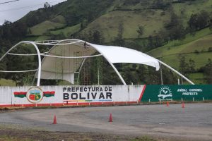 La Prefectura de Bolívar continúa ejecutando de manera sostenida y articulada con la comunidad la obra de la cubierta de tensomembrana en el Lago Las Cochas, un espacio emblemático de la provincia que busca consolidarse como un punto estratégico para el turismo local y el bienestar ciudadano.