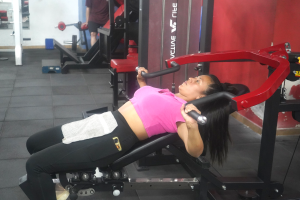 La Prefectura de Chimborazo, a través del Patronato Provincial, presentó a la ciudadanía su gimnasio renovado, un espacio pensado para promover la salud y el bienestar integral mediante instalaciones modernas, áreas funcionales y tarifas accesibles para todos los usuarios.