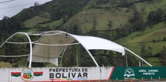 La Prefectura de Bolívar continúa ejecutando de manera sostenida y articulada con la comunidad la obra de la cubierta de tensomembrana en el Lago Las Cochas, un espacio emblemático de la provincia que busca consolidarse como un punto estratégico para el turismo local y el bienestar ciudadano.