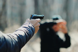 Un Tribunal de Garantías Penales sentenció a treinta y cuatro años y ocho meses de prisión a Franyer C. M., de 21 años, por su responsabilidad directa en el asesinato de dos hombres ocurrido en Riobamba en julio de 2022. El procesado, identificado por Fiscalía como integrante de un grupo delictivo, fue declarado culpable al concluir la audiencia de juicio realizada este 20 de enero.