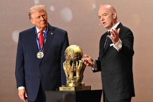 A cinco meses del inicio del Mundial 2026, la geopolítica vuelve a colarse en el vestuario. Involucrando a Estados Unidos, Europa y Groenlandia. Las amenazas del presidente estadounidense Donald Trump, desde una eventual acción sobre Groenlandia, territorio autónomo del Reino de Dinamarca, hasta la imposición de nuevos aranceles a la Unión Europea, preocupan a los gobiernos europeos.