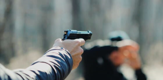 Un Tribunal de Garantías Penales sentenció a treinta y cuatro años y ocho meses de prisión a Franyer C. M., de 21 años, por su responsabilidad directa en el asesinato de dos hombres ocurrido en Riobamba en julio de 2022. El procesado, identificado por Fiscalía como integrante de un grupo delictivo, fue declarado culpable al concluir la audiencia de juicio realizada este 20 de enero.