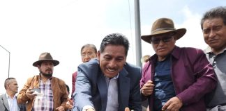 Ante una multitud de seguidores congregados en la Plaza Alfaro, el prefecto de Chimborazo, Hermel Tayupanda, reapareció públicamente este viernes 23 de enero de 2026 para confirmar su retorno oficial al cargo, luego de superar un complejo proceso legal que, según afirmó, ratificó el triunfo de la democracia y del voto popular.