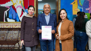 En un acto cargado de simbolismo y tradición, la ciudad de Guaranda oficializó la designación del Taita Carnaval 2026, dignidad que recayó en Marco Antonio Camacho Escobar, reconocido personaje de la emblemática fiesta mayor de los guarandeños. La ceremonia se desarrolló la tarde del miércoles 21 de enero en el Centro Cultural Josefina Barba y congregó a autoridades municipales, representantes culturales, gestores turísticos y ciudadanía.