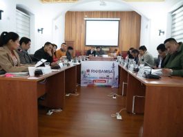 El monto global pasó de USD 105,56 millones a USD 105,565 millones, una variación casi irrisoria, pero suficientemente como para generar un prolongado intercambio de criterios entre los concejales. En la sesión se cuestionó si la planificación del talento humano fue la adecuada y si la administración municipal anticipó correctamente las necesidades operativas que luego derivaron en horas adicionales de trabajo. También se puso sobre la mesa el riesgo administrativo de no reconocer legalmente esos pagos, lo que podría derivar en conflictos laborales o incumplimientos normativos. En la votación, siete concejales respaldaron la reforma, dos votaron en contra y otros dos eligieron la abstención, que, conforme a la normativa vigente, terminó sumándose a la mayoría, el registro muestra nuevamente un Concejo fragmentado en su lectura sobre el manejo del gasto corriente, especialmente en lo relacionado con personal. El alcalde John Vinueza explicó que es un ingreso extraordinario que no estaba contemplado en la planificación inicial, proveniente de la chatarrización de equipos informáticos obsoletos. Estos fondos, catalogados como de autogestión, debían ser incorporados al presupuesto para su uso legal, un paso técnico que permitió cuestionamientos